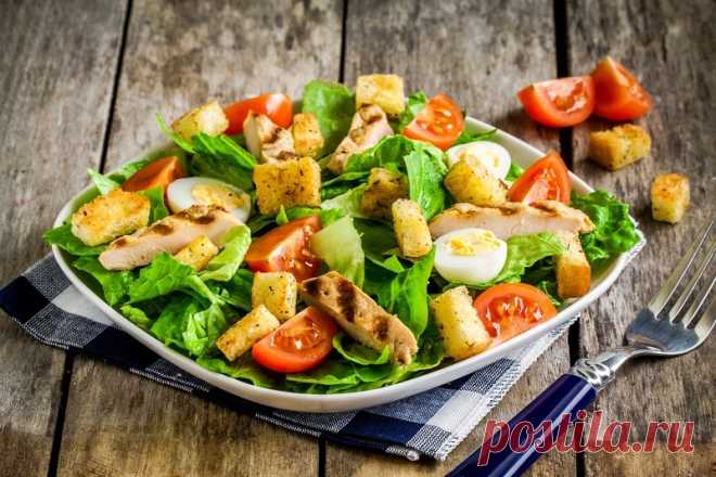 Особенности приготовления салата «Цезарь» с курицей - mojakuhnja.ru Вопреки расхожему мнению, римский император Гай Юлий Цезарь не изобретал и даже никогда не ел салат «Цезарь». На самом деле иммигрант из Италии Цезарь Кардини (Caesar Cardini) впервые...