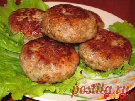 Самые вкусные в мире котлеты
Честно признаюсь, никогда у меня не получались котлеты мягкими, нежными и тающими во рту, даже если я готовила их из домашнего фарша. Не получались именно до тех пор, пока моя мама не научила меня одному чудесному рецепту. В общем, истинная правда, вкуснее котлет я никогда в жизни не пробовала! 
Рецепт на сайте: https://gotovchik.ru/samye-vkusnye-v-mire-kotlety.html