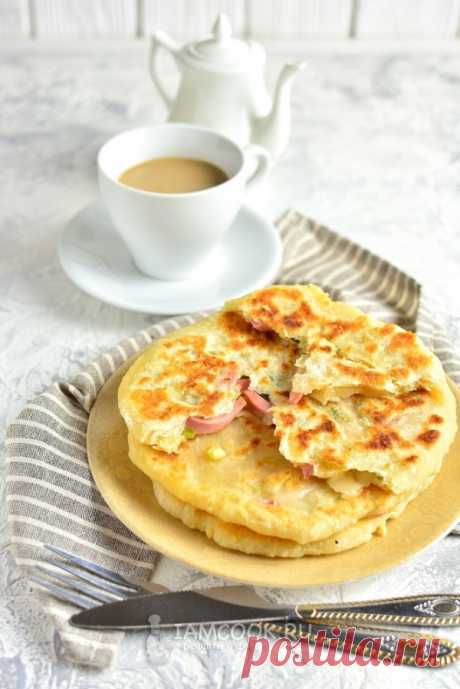 Лепёшки с сыром и колбасой на сковороде