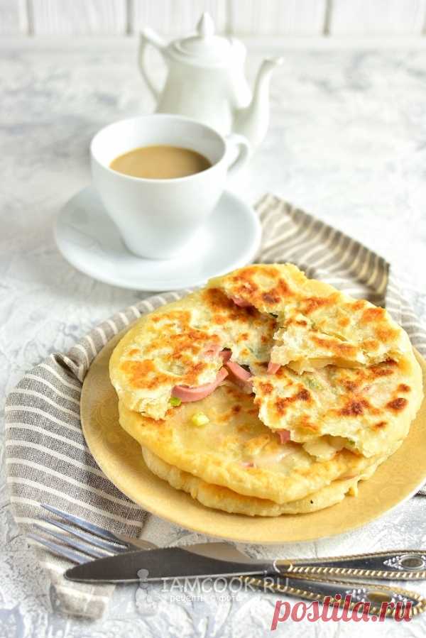 Лепёшки с сыром и колбасой на сковороде