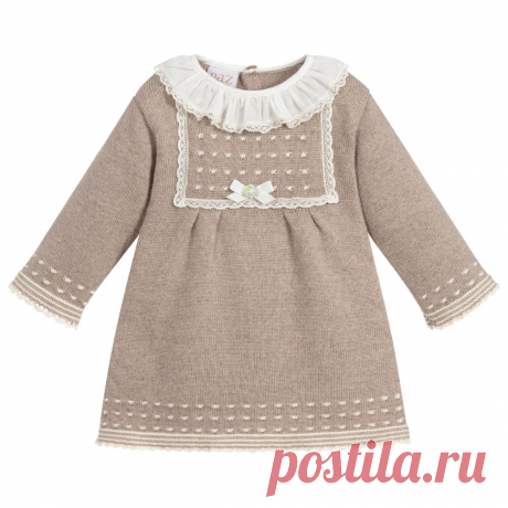 Beige Wool Knitted Baby Dress Beige dress for baby girls by Spanish brand Paz Rodriguez. Beautifully knitted in soft Merino wool, with a ruffled ivory collar and delicate lace trims.

