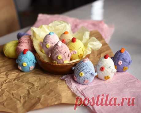 PDF Курочка крючком. FREE crochet pattern; Аmigurumi chiken patterns. Амигуруми схемы и описания на русском. Вязаные игрушки и поделки своими руками #amimore - маленькая курочка к Пасхе, пасхальная курица в форме яйца, птица.