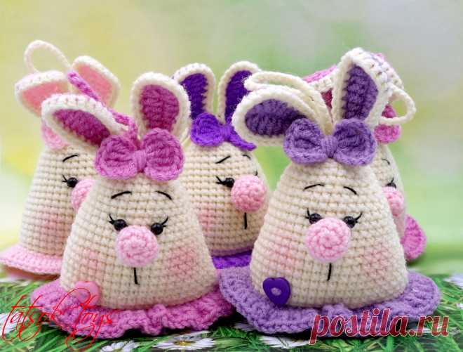 PDF Зайки-сувениры крючком. FREE crochet pattern; Аmigurumi animal patterns. Амигуруми схемы и описания на русском. Вязаные игрушки и поделки своими руками #amimore - маленькая подвески в виде зайки, заяц, зайчик сувенир, кролик, зайчонок, крольчонок.