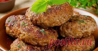Котлеты по-цыгански: Как улучшить вкус мясного блюда, добавив всего один ингредиент Котлеты - популярное мясное блюдо, которое подойдет практически к любому гарниру. У каждой хозяйки есть свои секреты его приготовления, хитрости, благодаря которым котлетки получаются нежными и сочными. Одна из самых интересных и в то же простых вариаций традиционного рецепта - цыганские котлеты. Стоит добавить всего один ингредиент, и вкус уже совсем другой!