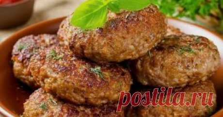 Котлеты по-цыгански: Как улучшить вкус мясного блюда, добавив всего один ингредиент Котлеты - популярное мясное блюдо, которое подойдет практически к любому гарниру. У каждой хозяйки есть свои секреты его приготовления, хитрости, благодаря которым котлетки получаются нежными и сочными. Одна из самых интересных и в то же простых вариаций традиционного рецепта - цыганские котлеты. Стоит добавить всего один ингредиент, и вкус уже совсем другой!