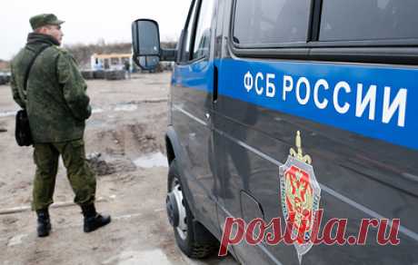В Дагестане пресекли работу фальшивомонетчиков, сбывавших поддельные купюры на 1 млрд руб.. В ФСБ сообщили, что в ходе обысков обнаружили составные элементы клише для изготовления российских рублей и матрицу для изготовления долларов США