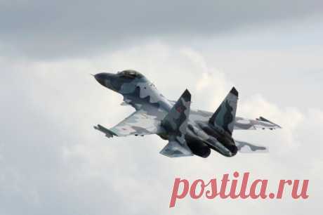 Появилось видео полета Су-30 за секунду до падения. Истребитель упал в субботу утром в Калининградской области.