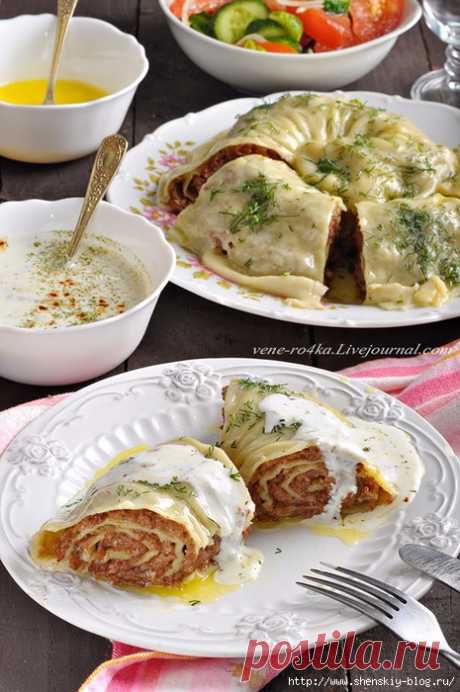 Катлама с мясным фаршем и чесночным соусом 
 
Катлама – традиционное татарское блюдо, представляющее собой рулет из пресного теста с начинкой, приготовленный на пару. Начинкой для катламы может быть мясо, мясо с картошкой, тыква и даже творог …