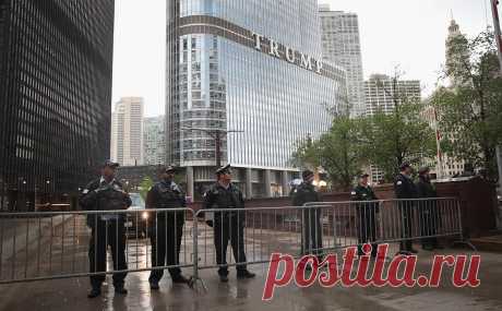 Полиция и спецназ окружили небоскреб Трампа в Чикаго. В здание, принадлежащее компании Трампа, проникла женщина с оружием. О стрельбе не сообщалось, однако экстренные службы окружили здание