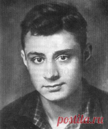 Эдуард Асадов.
==============
Человек удивительной судьбы, он покорял своих читателей неподдельной искренностью и чистотой. Он всегда писал о самом главном — о любви и нежности, о Родине, дружбе и преданности, вот почему его слова находили отклик в сердцах многих людей. Не став литературной классикой, стихи Асадова стали классикой народной.
Показать полностью…