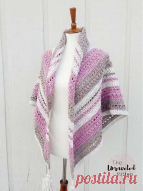 ШАЛЬ WHAT YOU LOVE SHAWL (Вязание крючом) Дизайнер Heather (The Unraveled Mitten). Вам потребуется: •Пряжа метражом около 200-220 метров в 100 грамм: •2 мотка темно-розового цвета •2 мотка молочного цвета •2 мотка серо-бежевого цвета • крю…