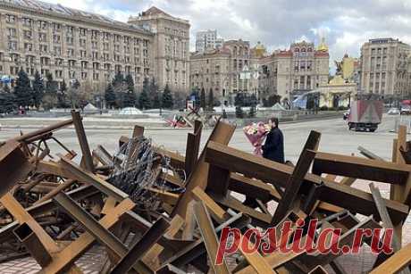 На Украине начали набирать послов по объявлению. В МИД Украины начали набор послов в 21 страну по объявлению на сайте ведомства, сообщил глава министерства Дмитрий Кулеба. По его словам, в настоящее время МИД ищет послов в 21 страну Европы, Латинской Америки, Африки, Ближнего Востока, Закавказья и Средней Азии. Активные вакансии можно посмотреть на сайте ведомства.