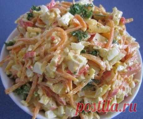 Очень простой салат с морковью, сыром и крабовыми палочками

ИНГРЕДИЕНТЫ:

морковь по-корейски 200 г
палочки крабовые 200 г
сыр твердый 100 г
яйца 4 шт.
чеснок 1 зубчик
лук зеленый 1 пучок
укроп 1 пучок
перец черный молотый
майонез
соль

ПРИГОТОВЛЕНИЕ:
1 Корейскую морковь необходимо немного измельчить, порезав длинную соломку на несколько частей. Сыр натереть на крупной терке или порезать тонкой соломкой.
2 Крабовые палочки и вареные яйца порезать тонкой соломкой или небол...