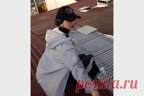 23-летняя блогерша погибла при съемке видео для TikTok. Блогерша Кубра Доган из Турции погибла при съемке роликов для TikTok. 23-летняя девушка забралась на крышу, чтобы записать видео для соцсетей. Во время съемки роликов она наступила на плохо закрепленную кровлю и провалилась сквозь нее. Девушка скончалась от полученных травм до приезда скорой.