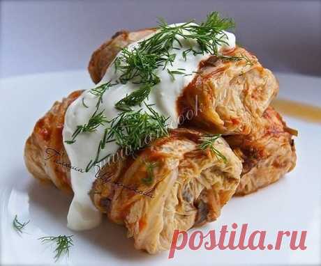 Кулинария &gt;Голубцы из пекинской капусты нежнее и вкуснее, чем обычные!. 
=Пекинская капуста — 8 листов;

Грудка индейки или курицы — 300 грамм;

Шампиньоны — 5 шт;

Помидоры — 1 шт;

Творог зернистый — 2 ст.л;

Паста томатная — 2 ст.л;

Чеснок — 3 зубчика;

Зелень — по вкусу;

Соль по вкусу;

Черный молотый перец по вкусу.