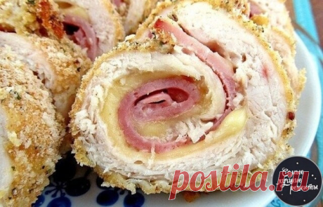 Рулетики "Кордон Блю" Невероятная, вкусная закуска!
Ингредиенты:
● Куриная грудка (филе) - 2 шт.
● Сливки ( 20 - 33 %) 100 мл.
● Ветчина - 150 гр.
● Сыр - 150гр.
● Чеснок 3 зубчика
● Зелень (рубленная) 1 ст.л.
● Масло растительное для жарки
● Соль, перец по вкусу
Приготовление:
Сыр нарезаем ломтиками. Ветчину режем тонкими слайсами. Куриную грудку разрезаем вдоль на 3 пластика.
Каждый пластик отбиваем кулинарным молотком или тупой стороной лезвия ножа. Подсаливаем. Сверху ...