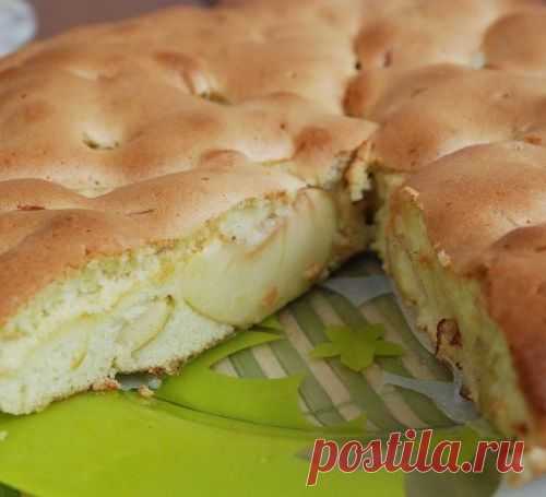 Рецепт шарлотки с яблоками в мультиварке