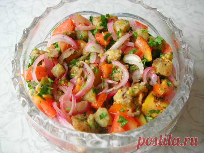 Салат из баклажанов и помидоров. Очень вкусно. Необычное сочетание ингредиентов.