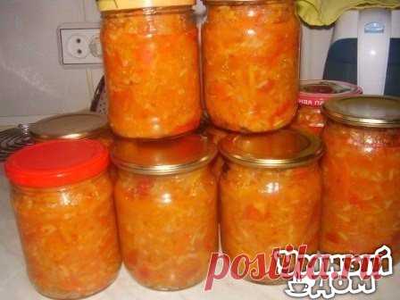Салат с рисом ''Сытая зима'' Девочки , хочу предложить вам и мой салат с рисом. С ним точно любая зима не страшна, и вкусно, и сытно, и как гарнир всегда выручит, особенно незаменим в долгий весенний пост. Всё , ну очень, элементарно. 3 кг. спелых помидор 1 кг. перца болгарского 1 кг.репчатого лука 1 кг. моркови 1 стакан риса (250 гр.гранённый) 100 гр. сахара 400 гр. растит.масла уксус 9%-по вкусу Всё режем произвольно, морковь трём на крупной тёрке, солим по вкусу, как салат и оставляем на 15…