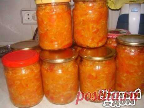 Салат с рисом ''Сытая зима'' Девочки , хочу предложить вам и мой салат с рисом. С ним точно любая зима не страшна, и вкусно, и сытно, и как гарнир всегда выручит, особенно незаменим в долгий весенний пост. Всё , ну очень, элементарно. 3 кг. спелых помидор 1 кг. перца болгарского 1 кг.репчатого лука 1 кг. моркови 1 стакан риса (250 гр.гранённый) 100 гр. сахара 400 гр. растит.масла уксус 9%-по вкусу Всё режем произвольно, морковь трём на крупной тёрке, солим по вкусу, как салат и оставляем на 15…