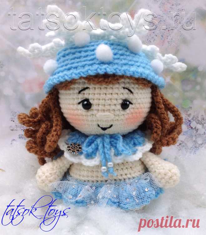 PDF Малышка Снежинка крючком. FREE crochet pattern; Аmigurumi doll patterns. Амигуруми схемы и описания на русском. Вязаные игрушки и поделки своими руками #amimore - маленькая кукла в наряде снежинки, пупс в новогоднем костюме, куколка к Новому году, пупсик, девочка.