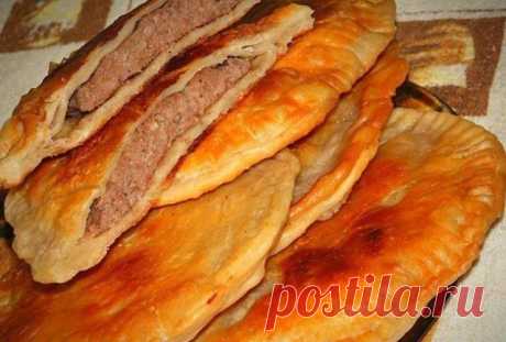 Лепёшки на пивном тесте с мясом: мои мужчины в восторге! Угощение супер! Ингредиенты: Мука — 4 стакана Пиво — 1 стакан Сахар — 0,5 чайной ложки Соль — 0,5 чайной ложки Масло растительное — 3 стол ложки Для начинки: Мясной фарш — 500 гр Лук — 1 шт Зелень — по желанию Соль и перец — по вкусу Растительное масло — для жарки Приготовление: Подогреваем слегка пиво, добавляем с