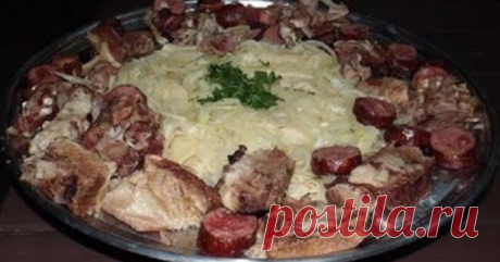 Очень вкусный бешбармак, блюдо тюркских народов, способное объединить всю семью: необыкновенно вкусное мясо Ингредиенты:
1,5-2 килограмма довольно жирного мяса (говядина+баранина);
500 грамм колбасы «Казы»;
300 грамм подкопченной конины;
10 крупных головок репчатого лука:
2-3 лавровых листа;
соль и перец — …