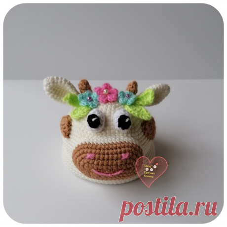 PDF Забавная Корова крючком. FREE crochet pattern; Аmigurumi animal patterns. Амигуруми схемы и описания на русском. Вязаные игрушки и поделки своими руками #amimore - игольница в виде коровы, маленькая коровка, телёнок, бык, бычок.