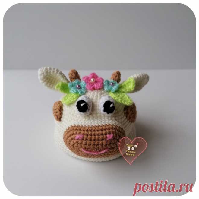 PDF Забавная Корова крючком. FREE crochet pattern; Аmigurumi animal patterns. Амигуруми схемы и описания на русском. Вязаные игрушки и поделки своими руками #amimore - игольница в виде коровы, маленькая коровка, телёнок, бык, бычок.