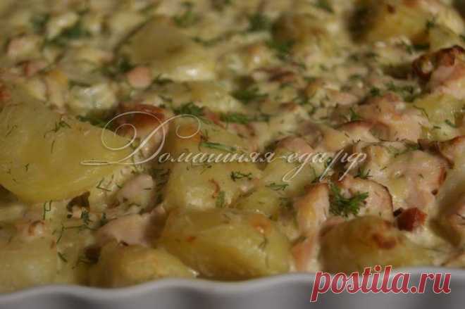 КАРТОФЕЛЬ, ЗАПЕЧЕННЫЙ С СЫРНЫМ СОУСОМ И КОПЧЕНОЙ ГРУДИНКОЙ.