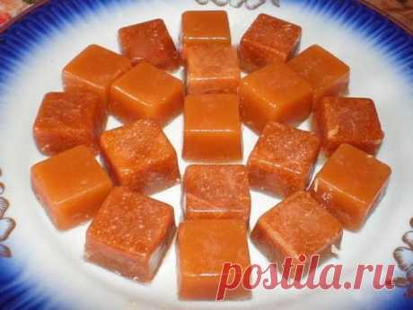 Порадуйте своих деток не вредными конфетками!
Подборка рецептов вкусных, легких и доступных в приготовлении домашних конфет.
1. Рахат-лукум Цитрусовый бум
Что нужно:
•5 стаканов сахара
•2 стакана воды
•1/2 стакана крахмала
•Цедра 1 апельсина или лимона
•2–3 капли лимонного или апельсинового масла
•4–5 ст. ложек сахарной пудры
Как приготовить рахат-лукум Цитрусовый бум:
Крахмал развести 1 стаканом холодной воды и хорошо размешать, чтобы не было комочков. В кастрюлю с оставшейся водой всыпат