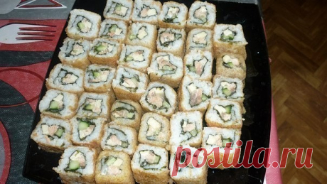 Темпурные роллы.Экономно, сытно, вкусно!Ингредиенты :- Рис (самый простой круглый ) -1 стакан - Водоросли нори 3 листочка - Рыба ( я выбрал самую дешевую, горбушу, взял мороженную, засолил и то хвостовую часть, остальную часть просто пожарил , и вся рыбина мне обошлась рублей в 80-90 , думаю есть ценовая разница с форелью или семгой )- Сыр ( самый простой плавленный сырок Дружба , Солнышко , Янтарь ну и т.п., можно использовать и обычный сыр любого сорта грамм 150)- Огурец...