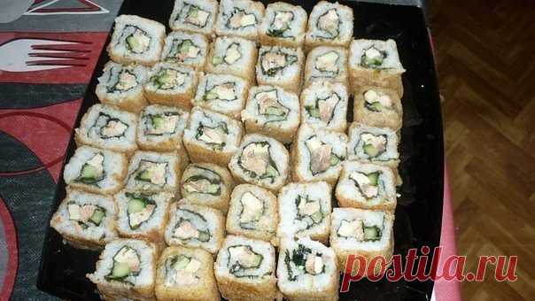 Темпурные роллы.Экономно, сытно, вкусно!Ингредиенты :- Рис (самый простой круглый ) -1 стакан - Водоросли нори 3 листочка - Рыба ( я выбрал самую дешевую, горбушу, взял мороженную, засолил и то хвостовую часть, остальную часть просто пожарил , и вся рыбина мне обошлась рублей в 80-90 , думаю есть ценовая разница с форелью или семгой )- Сыр ( самый простой плавленный сырок Дружба , Солнышко , Янтарь ну и т.п., можно использовать и обычный сыр любого сорта грамм 150)- Огурец...