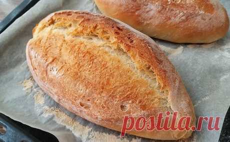 Пышный хлеб на чашке воды: пористый внутри и с хрустящей корочкой