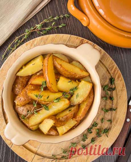 Печеные картофельные дольки с сыром, чесноком и душистым тимьяном. Прекрасное дополнение к любому мясу и птице.