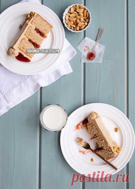 Торт с арахисовым маслом и клубничным вареньем