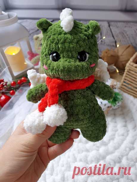 PDF Мини Дракон крючком. FREE crochet pattern; Аmigurumi toy patterns. Амигуруми схемы и описания на русском. Вязаные игрушки и поделки своими руками #amimore - плюшевый дракон в шарфике, маленький дракончик из плюшевой пряжи, динозавр, динозаврик.