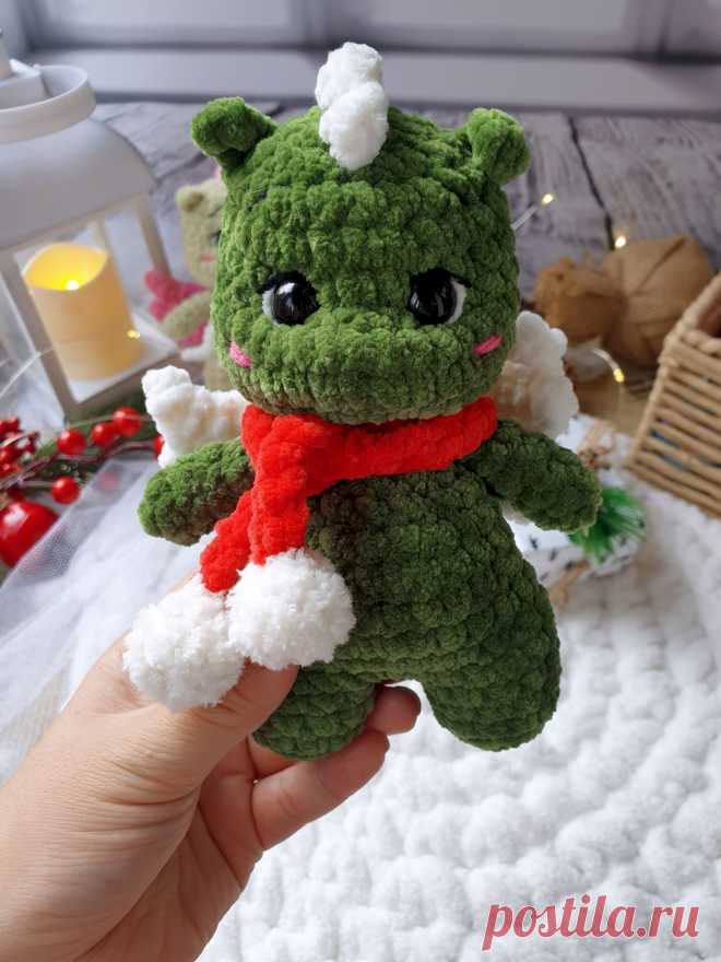 PDF Мини Дракон крючком. FREE crochet pattern; Аmigurumi toy patterns. Амигуруми схемы и описания на русском. Вязаные игрушки и поделки своими руками #amimore - плюшевый дракон в шарфике, маленький дракончик из плюшевой пряжи, динозавр, динозаврик.