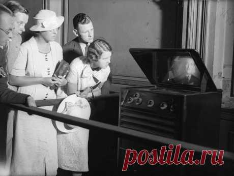 Люди впервые смотрят телевизор на вокзале Ватерлоо.
Лондон ,1936 г.