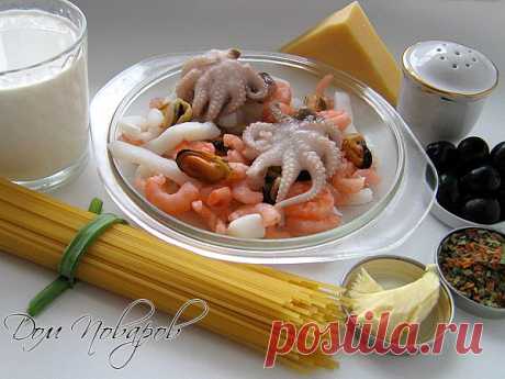 Паста с морепродуктами в сливочном соусе с травами