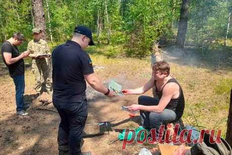 В Киеве любителям шашлыка на природе начали раздавать повестки. В Киеве в Дарницком лесопарке полицейские с лесниками и спасателями провели рейд, в рамках которого раздали отдыхающим гражданами предупреждающие открытки о лесных пожарах. К мероприятию также присоединились сотрудники военкомата, которые вручали мужчинам повестки для уточнения учетных данных.