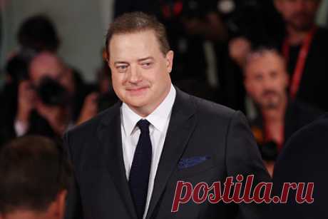Брендан Фрейзер заплакал во время шестиминутных оваций после фильма «Кит». Пропавший из кино Брендан Фрейзер заплакал во время шестиминутных оваций после премьеры фильма «Кит» режиссера Даррена Аронофски на Венецианском кинофестивале. В картине актер играет учителя английского языка Чарли, прикованного к инвалидному креслу и страдающего от ожирения.