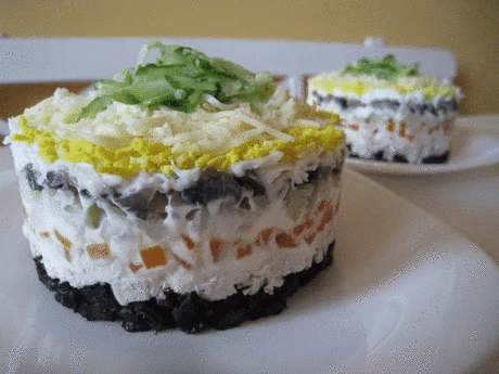 Вкусный рецепт салата "Венеция"
Надо взять:
- 400 гр. куриной грудки 
- 300 гр. шампиньонов 
- 200 гр. чернослива 
- 200 гр. сыра 
- 2-3 шт. картофелины 
- 2-3 шт. яйца 
- 1 шт. огурец 
- майонез для заправки 
Приготовление:
1. Предварительно отвариваем до готовности куриную грудку, яйца и картофель. Чернослив заливаем кипятком на 15 минут. Шампиньоны обжариваем на растительном масле. 
2. В разъемную форму выкладываем послойно, вначале порезанный средними кусочками чернослив 
3. Затем отварную