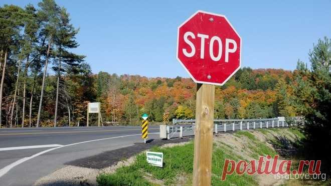 Почему в Израиле нет такого знака STOP? Люди из других стран, имеющие водительские права, с удивлением обнаружат, что в Израиле нет классического дорожного знака STOP. На том же самом месте