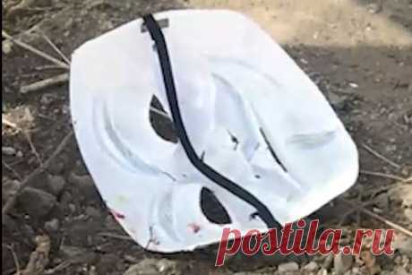 Российский подросток в маске Анонимуса напал с ножом на полицейского. Во Владивостоке 16-летний подросток напал с ножом и перцовым баллончиком на сотрудника полиции, которому пришлось применить табельное оружие, в результате чего нападавший был госпитализирован с ранением. 14 сентября на проспекте 100-летия он распылил перцовый газ в сторону участкового, а затем пытался его зарезать.