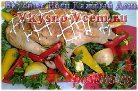 На празднике молочный поросенок, да фаршированный вкусностями – произведение гастрономического искусства! Как свита играет короля, так и начинка из гречки с пряностями раскрывает и дополняет нежный вкус молочного поросенка. По законам жанра – фаршированный поросенок лучший сюрприз на новогодний стол на 2014 год!