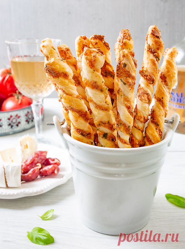 Слоёные палочки с сыром и зеленью.