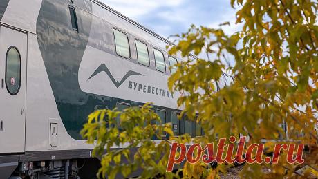 С 1 октября 2025 года в продажу поступили билеты на новый двухэтажный скоростной поезд «Буревестник», который выйдет на маршрут Москва – Нижний Новгород с 3 декабря.
Время в пути составит около 4 часов.
Поезд «Буревестник» состоит из 10 современных вагонов: сидячие, купе, СВ и вагон-бистро. Все они оснащены климат-контролем, мультимедийными системами и розетками для гаджетов.
Покупайте жд билеты на поезд «Буревестник» онлайн за 5 минут и путешествуйте с максимальным комфортом!