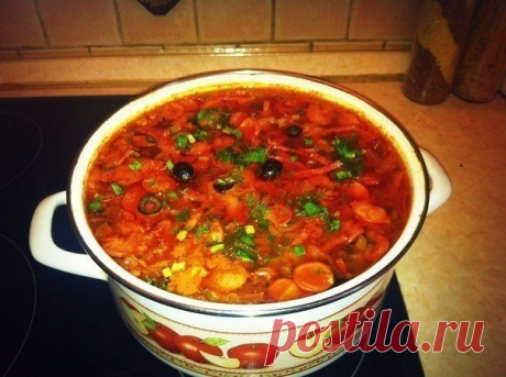 ВКУСНЕЙШАЯ СОЛЯНКА 

Варим бульон из мяса на кости, я беру лопатку. Бульон варю с половинкой луковицы и половинкой моркови. 
В это время , когда бульон варится я делаю зажарку из морковь+лук+кубиком солёные огурцы. 
Жарим мин 7 и добавляем томатную пасту, ещё мин 7 и выключаем. 

Сосиски нарезать кружочком, сервелат порезать соломкой. Всё это быстро на большом огне обжарить минут 5. 
Мясо вынимаем и нарезаем, я нарезаю кубиком. 
В бульон закидываем капусту, Да, именно капу...