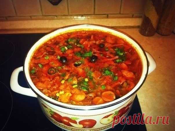 ВКУСНЕЙШАЯ СОЛЯНКА 

Варим бульон из мяса на кости, я беру лопатку. Бульон варю с половинкой луковицы и половинкой моркови. 
В это время , когда бульон варится я делаю зажарку из морковь+лук+кубиком солёные огурцы. 
Жарим мин 7 и добавляем томатную пасту, ещё мин 7 и выключаем. 

Сосиски нарезать кружочком, сервелат порезать соломкой. Всё это быстро на большом огне обжарить минут 5. 
Мясо вынимаем и нарезаем, я нарезаю кубиком. 
В бульон закидываем капусту, Да, именно капу...